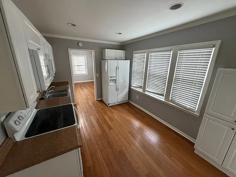 339 E Maplehurst St — Photo 3