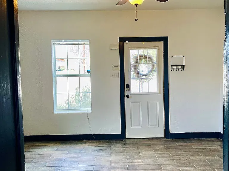 104 E Waco St — Photo 4