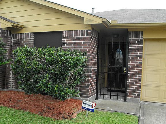 Walkway to front door with beveled glass