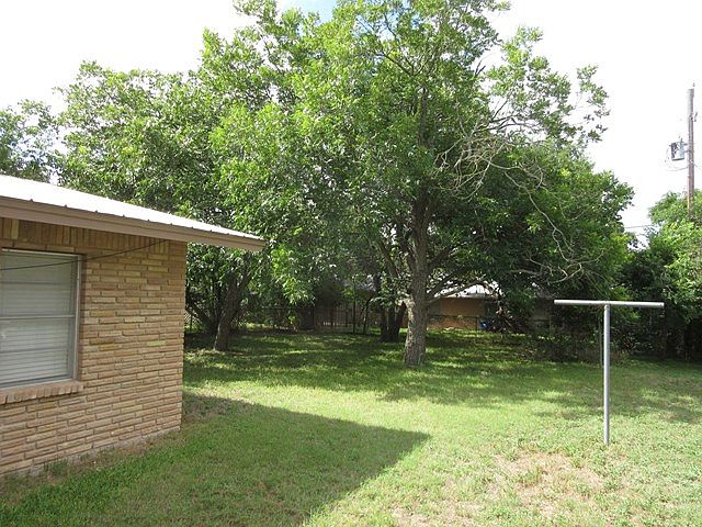 2nd image of 705 Lake Dr