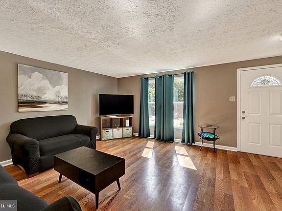 4th image of 39 Rader Ct