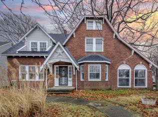 12980 Cedar Rd, Cleveland, OH 44118