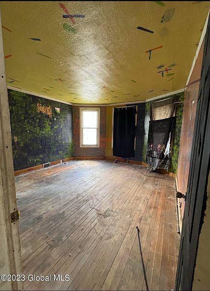 3rd image of 819 Bridge Street