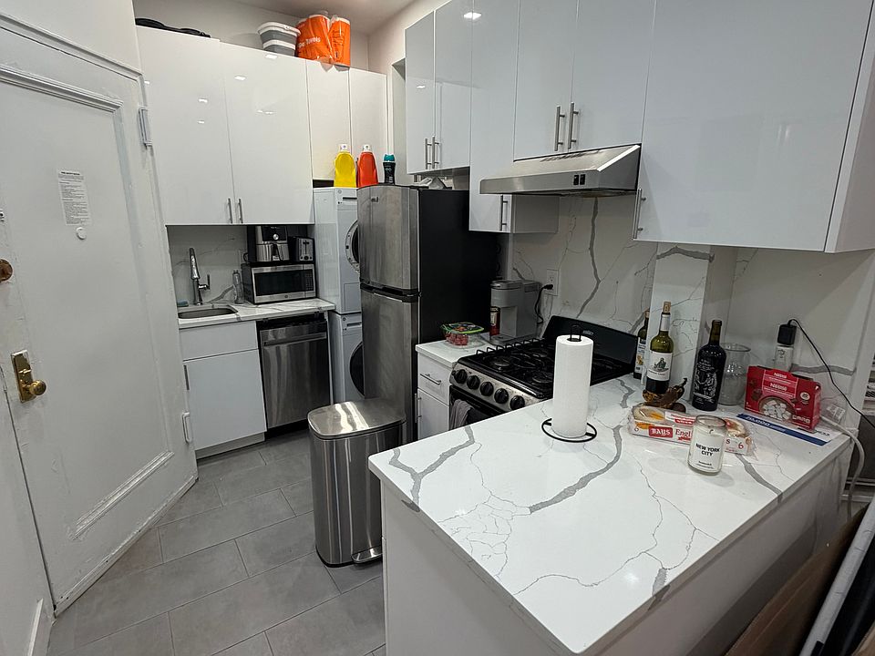 1st image of 18 N Moore St APT 4R
