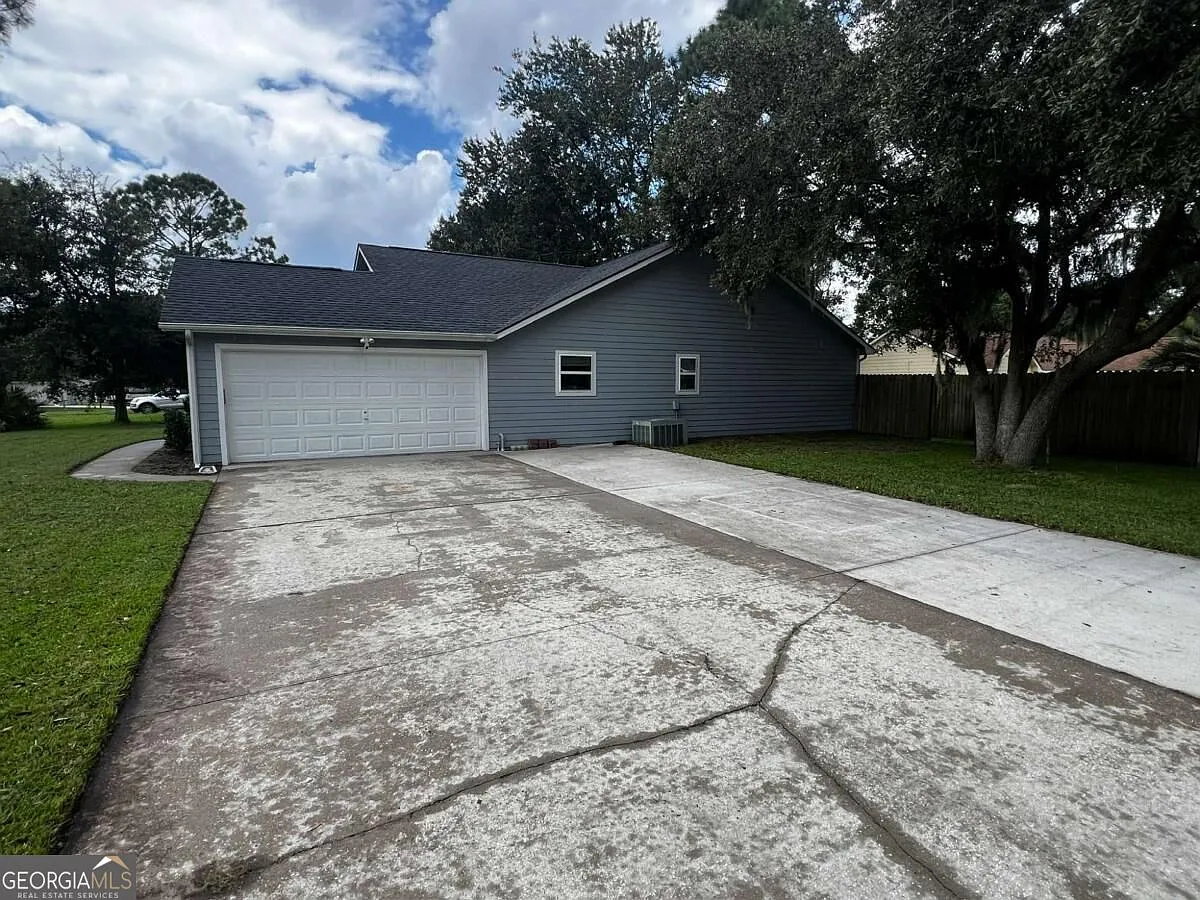 4 bed, 2.0 bath, 1617 sqft, $2,275 — Photo 3
