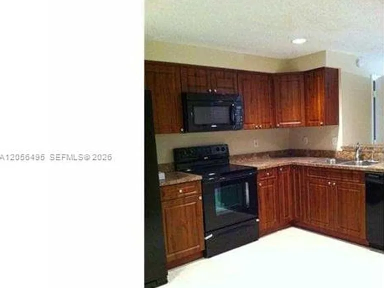 1621 Barcelona Way #Townhouse 6-32 — Photo 1