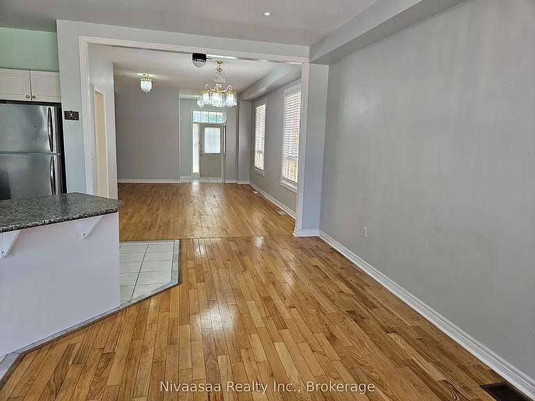 926 Ledbury Cres — Photo 9