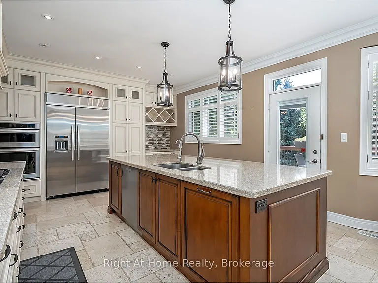2096 Bingley Cres — Photo 8