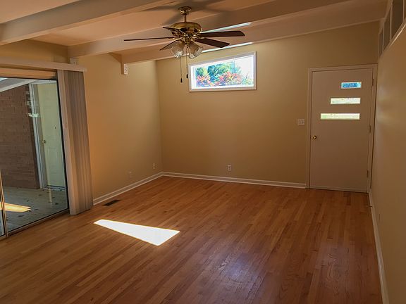 Living Room, hardwood Floors, adjoins Kitchen and patio
13'6"x18'6"