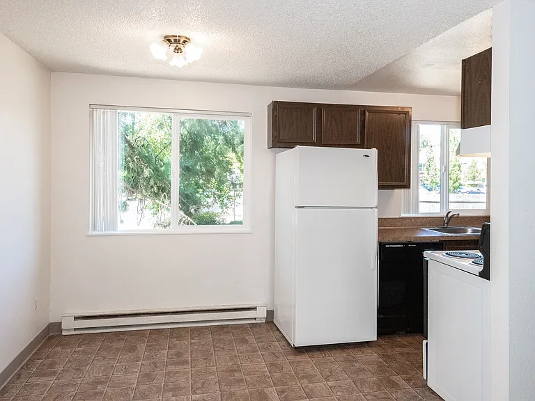 Hallmark Apartments — Photo 6