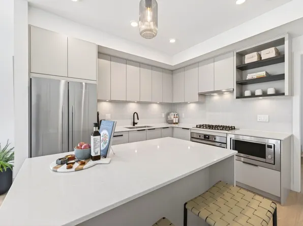 921 Grant St #114, Coquitlam, BC V3J 0S2