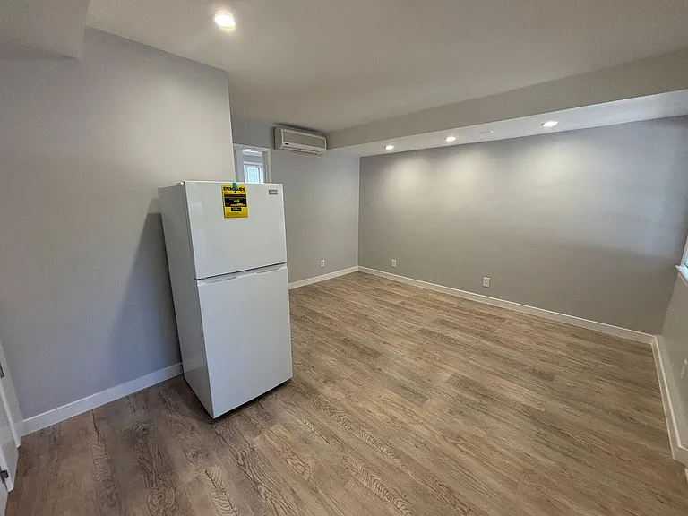 10814-10818 Blix St #10814-814-B2 — Photo 5