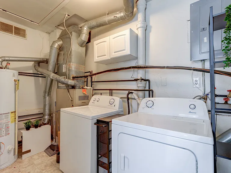 2411 Harris St — Photo 21