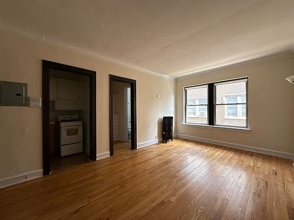 3rd image of 3945 N Pulaski Rd #210