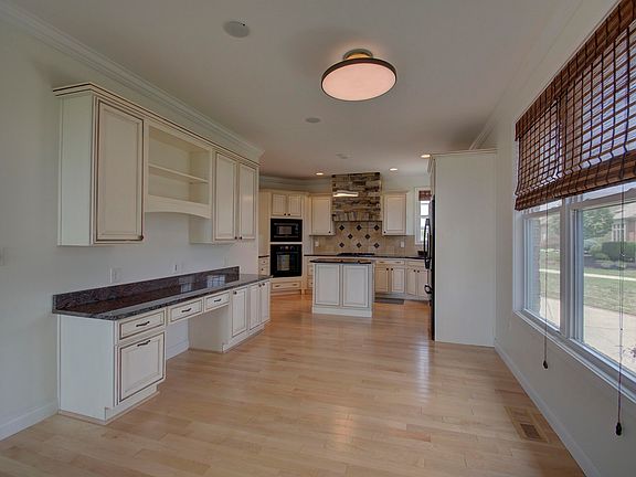 3rd image of 1735 Grandview Dr