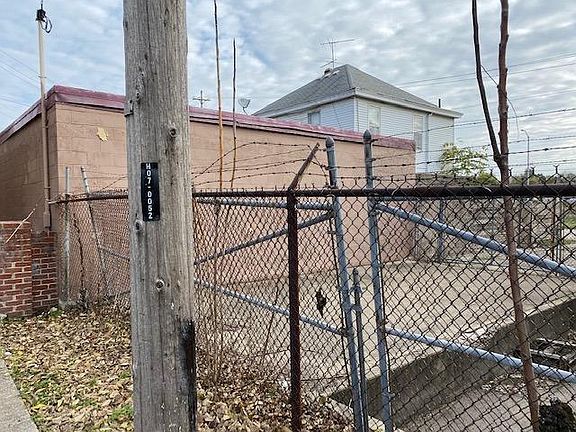 5th image of 339 Buckeye St