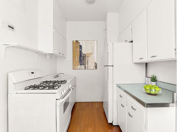 4th image of 70 La Salle St APT 5E