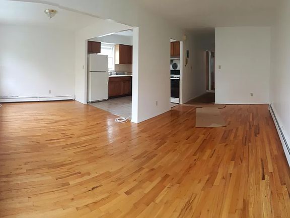 L shaped Living Room & Dining Room w/open Eat-in Kitchen