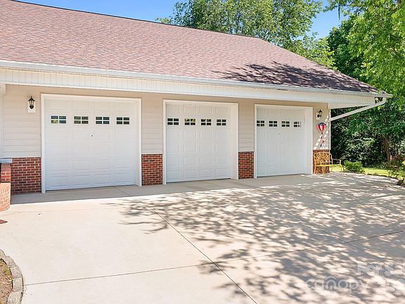 3rd image of 136 Barringer Dr