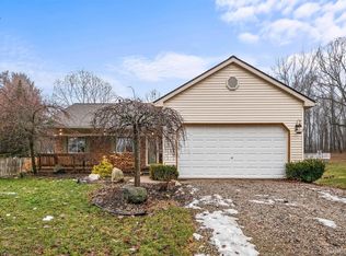 920 W Davison Lake Rd, Oxford, MI 48371