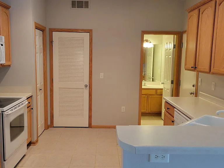 1003 NE Greenview Dr — Photo 4