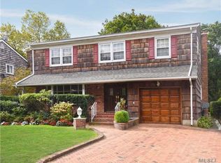 70 Prospect Ave, Hewlett, NY 11557