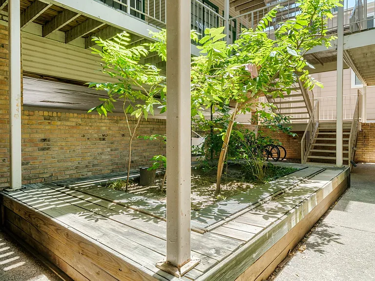2300 Leon St #101 — Photo 31