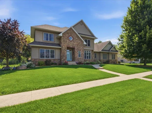 1119 Lakeview Dr, Cedar Falls, IA 50613