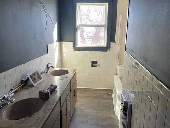 4th image of 407 S Van Buren St