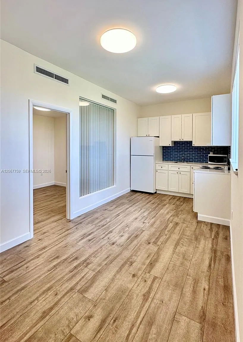 1 bed, 1.0 bath, 2098 sqft, $1,300 — Photo 2
