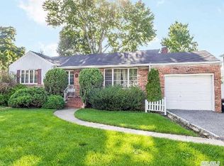 26 Canyon Ln, Westbury, NY 11590