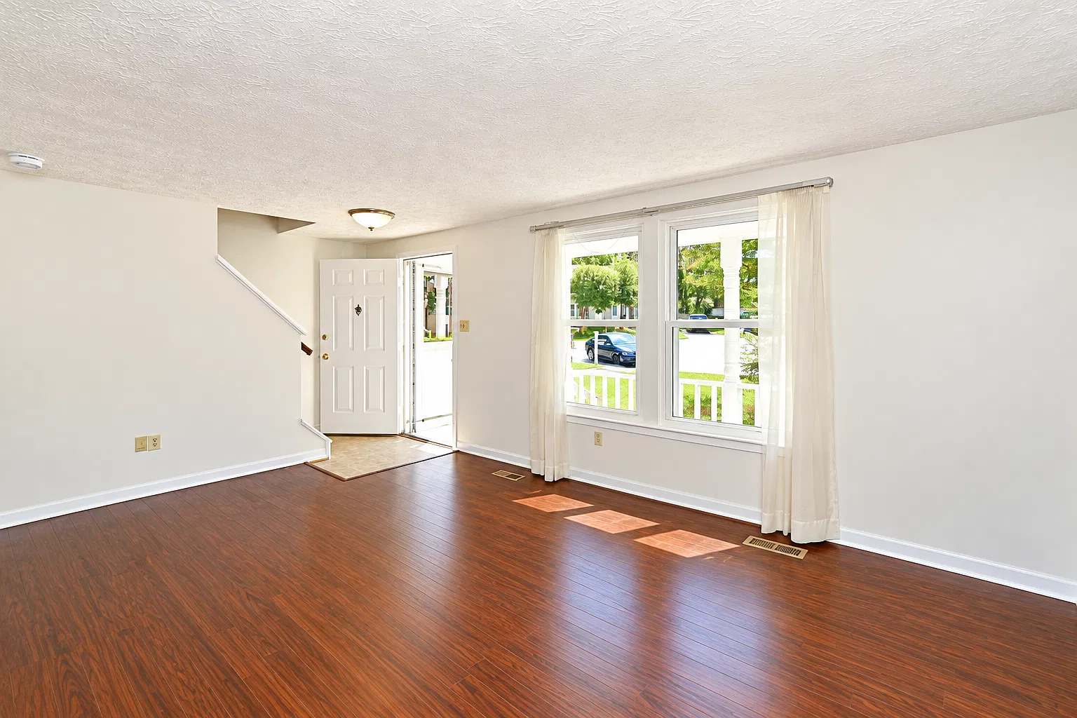 3 bed, 1.5 bath, 1460 sqft, $2,500 — Photo 3