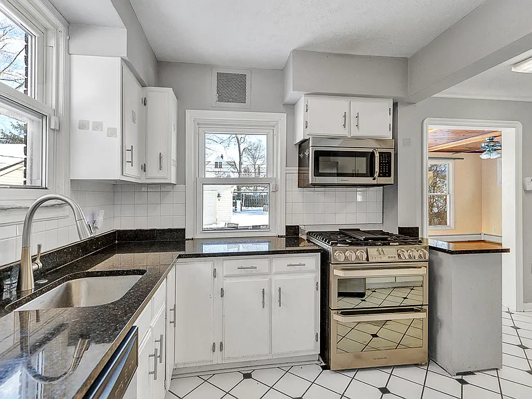 2317 Canterbury Rd — Photo 11