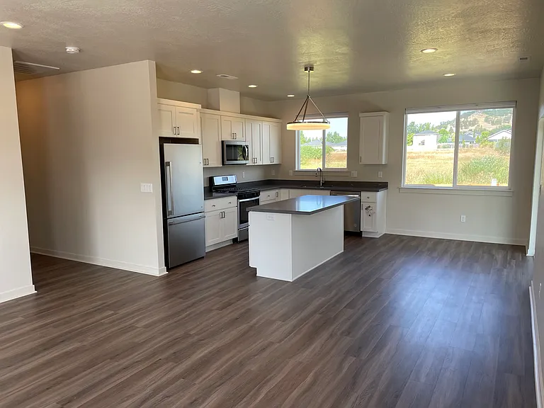 3319 Kingsbury Dr — Photo 2