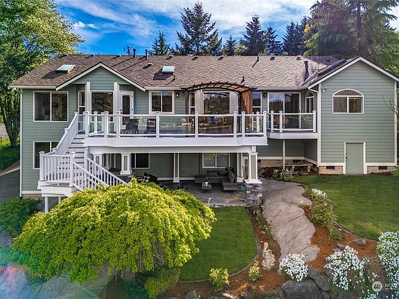 2nd image of 435 Lake Louise Drive SW