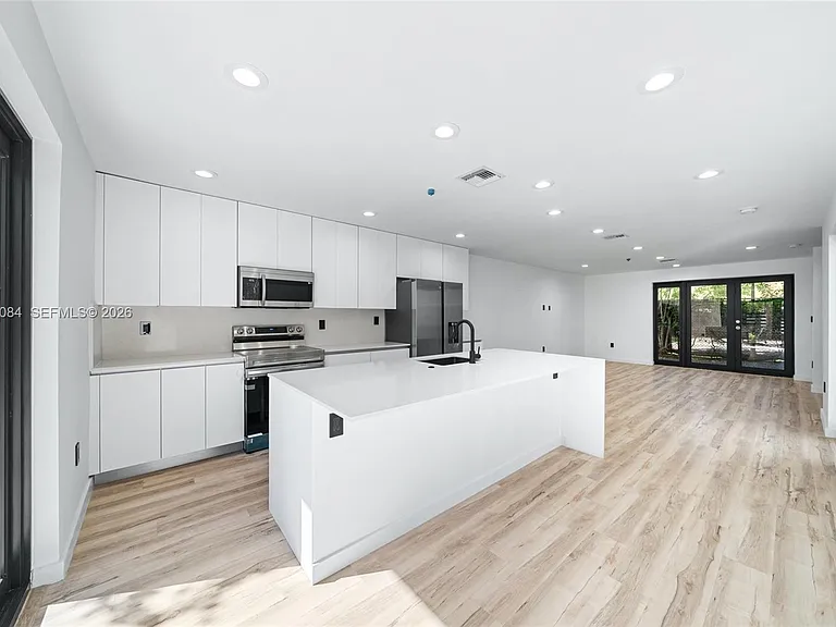 11 NE 51st St #B — Photo 3