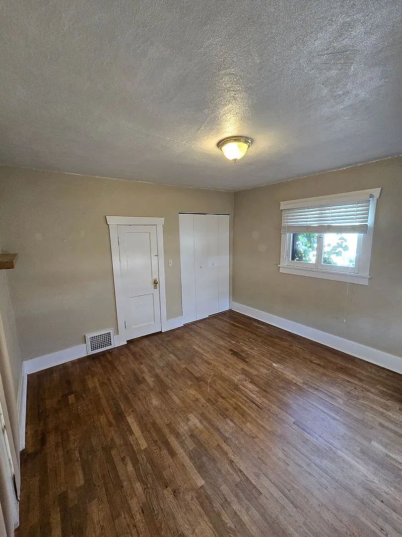 Spacious Denver Home With Convenient Location!! 3 Month Lease Only — Photo 3
