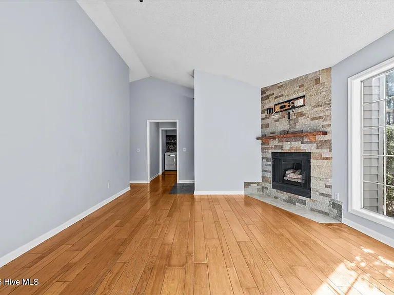405 Spring Lake Dr — Photo 5