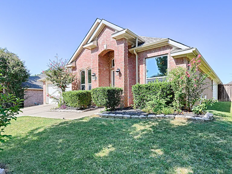 1404 Carriage Ln — Photo 3