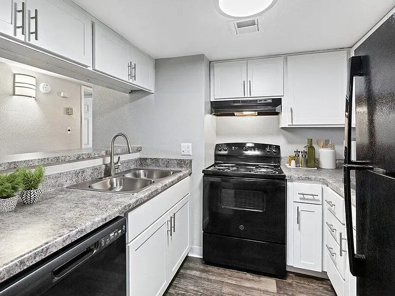 Tanque Verde Apartments — Photo 8