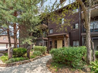 64 Pier Dr APT 102, Westmont, IL 60559