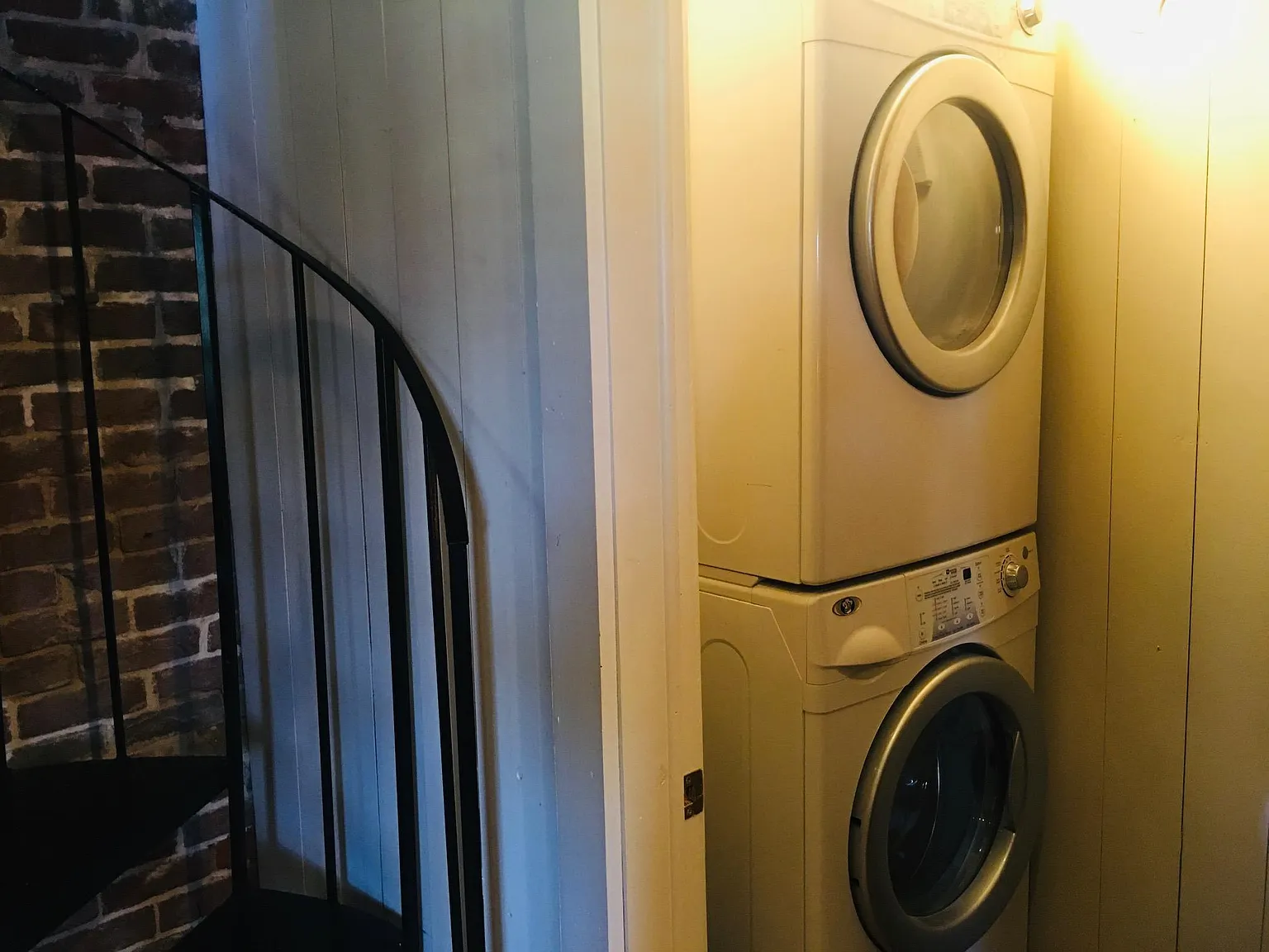 2 bed, 2.5 bath, 3049 sqft, $2,000 — Photo 2