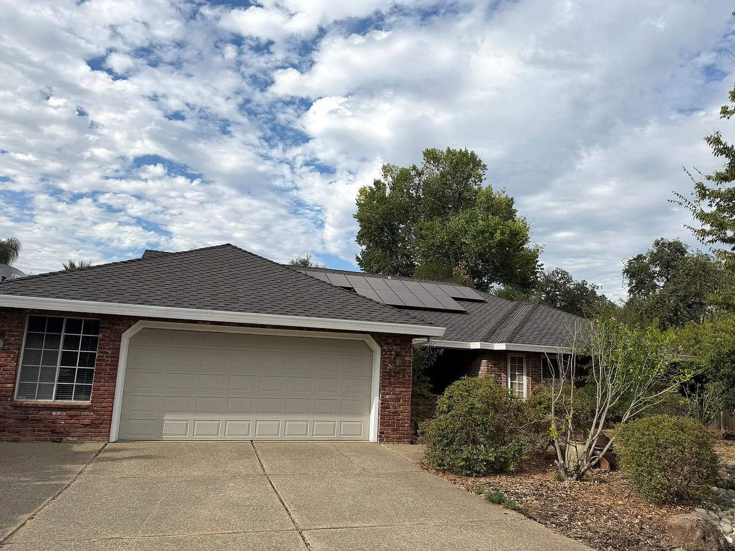 Charming 3-Bedroom Home in Rocklin with Pool & Natural Backdrop — Photo 2