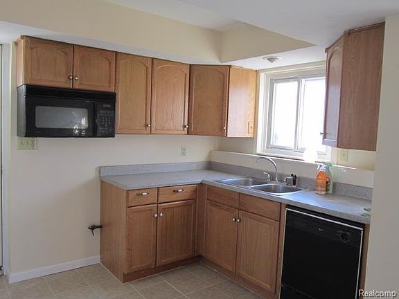 4th image of 1010 S Carlson St