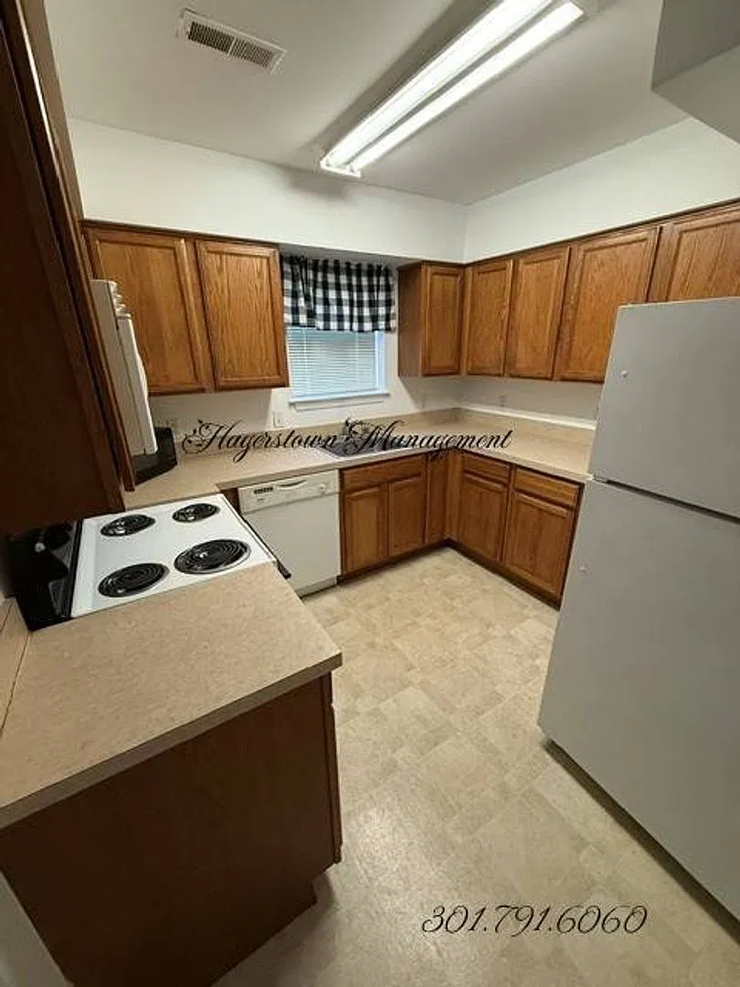 Gateway Crossing End Unit Town Home — Photo 4