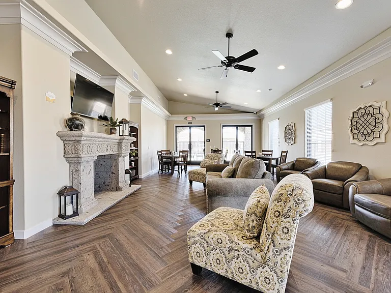 5550 N Figarden Dr — Photo 4
