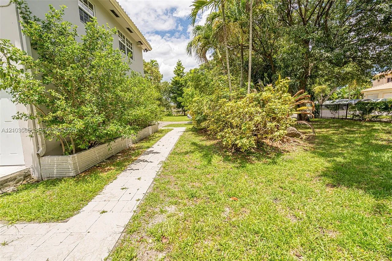 3 bed, 2.0 bath, 3687 sqft, $3,500 — Photo 4