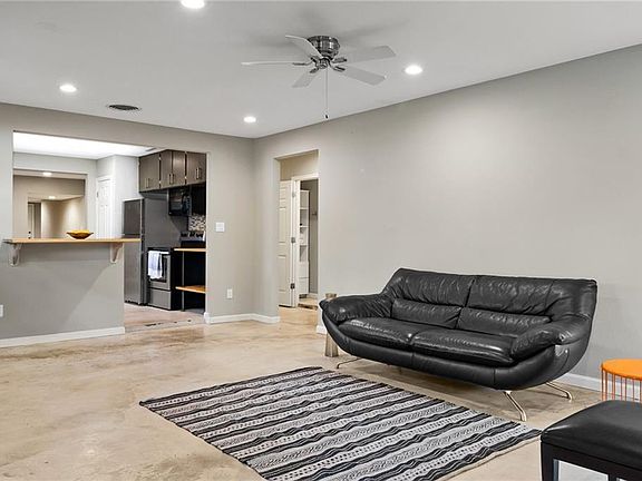 5th image of 702 Conway Dr