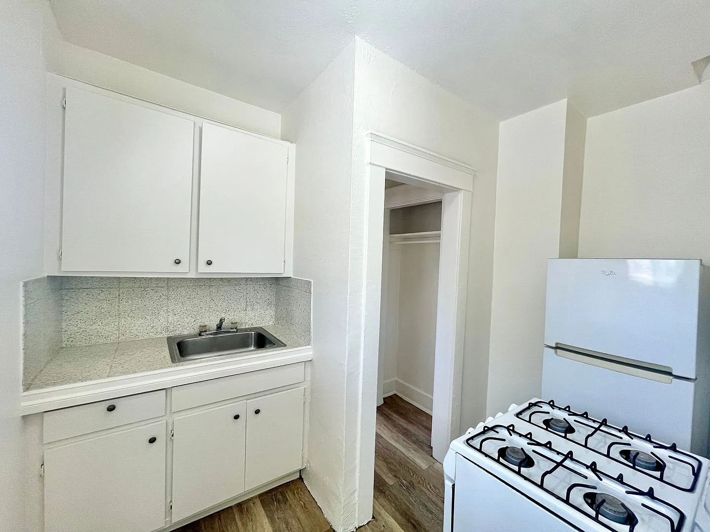 2143 Franklin Ave. — Photo 4