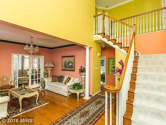 2 story foyer w/ front & rear staircase